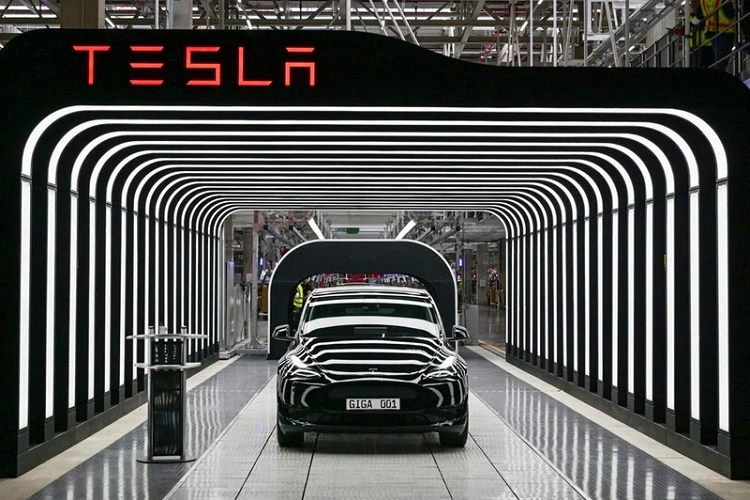 Tại sự kiện này, Elon Musk đã có mặt để bàn giao 30 chiếc Tesla Model Y chạy điện đầu tiên của nhà máy Gigafactory cho những vị khách hàng đặc biệt.