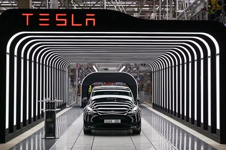 Tại sự kiện này, Elon Musk đã có mặt để bàn giao 30 chiếc Tesla Model Y chạy điện đầu tiên của nhà máy Gigafactory cho những vị khách hàng đặc biệt.