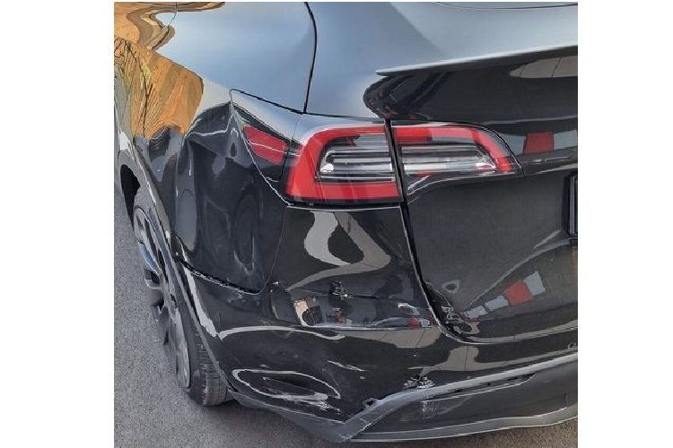 Lô xe xuất xưởng đầu tiên của nhà máy Gigafactory là 30 chiếc Tesla Model Y hoàn toàn mới, chiếc "xấu số" trong bài là chiếc thứ 12, thuộc sở hữu của người đàn ông tên Jorgh Minnebush ở Oberhausen (Đức). Người này đã lặn lội đến tận Berlin để tự tay đón chiếc Model Y của mình.