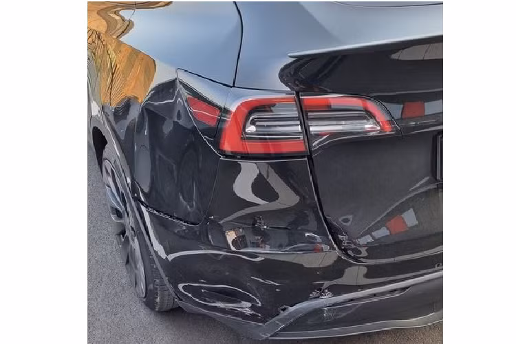 Lô xe xuất xưởng đầu tiên của nhà máy Gigafactory là 30 chiếc Tesla Model Y hoàn toàn mới, chiếc "xấu số" trong bài là chiếc thứ 12, thuộc sở hữu của người đàn ông tên Jorgh Minnebush ở Oberhausen (Đức). Người này đã lặn lội đến tận Berlin để tự tay đón chiếc Model Y của mình.