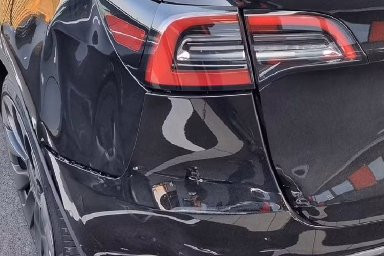 Tuy nhiên, chỉ sau 2 ngày nhận xe thì chiếc xe điện Tesla Model Y gặp tai nạn khi bị một chiếc Audi đâm phải trên đường.