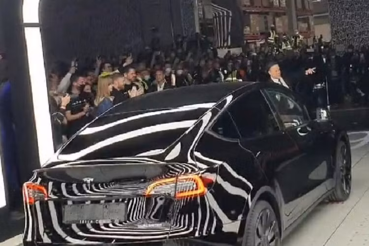 Siêu nhà máy trị giá 5 tỷ Euro mới của Tesla nằm ở Gruenheide, thuộc bang Brandenburg, miền đông nước Đức, là địa điểm sản xuất đầu tiên của hãng ở châu Âu. Các quan chức địa phương hy vọng nó sẽ giúp khu vực này trở thành một trung tâm sản xuất xe điện.