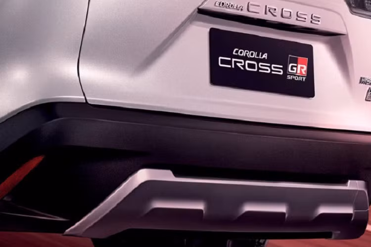 Ở bản cao cấp GR Sport, dù không được nâng cấp nhiều so với trước, nhưng xe sẽ có ngoại thất được thiết kế riêng biệt so với bản tiêu chuẩn như cản trước, lưới tản nhiệt, ốp trang trí bên dưới cản trước/dưới cửa/dưới cản sau được thiết kế đặc biệt, ấn tượng. Bản cao cấp sẽ sở hữu bộ lazang hợp kim 18 inch đa chấu với màu sơn đen trắng nổi bật.