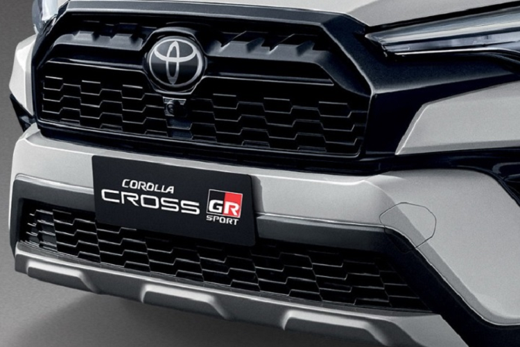 4 cửa sổ chỉnh điện chống kẹt, bệ cửa/hộc đựng cốc tích hợp đèn, gương chiếu hậu chống chói tự động, chìa khóa thông minh, khởi động nút bấm và điều hòa tự động 2 vùng với cửa gió dành cho hàng ghế sau.