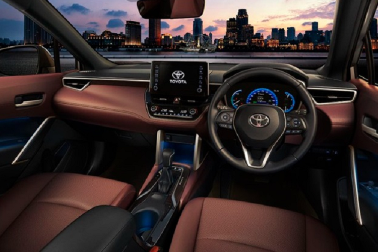 Về nội thất, bên trong khoang cabin mẫu xe SUV Toyota Corolla Cross 2023 được thiết kế rộng rãi, thoải mái với các chi tiết đều bọc da thời thượng. Xe trang bị ghế lái chỉnh điện 8 hướng, ghế phụ lái chỉnh tay 4 hướng, ghế sau gập 60:40/ngả 1 chạm, vô lăng bọc da chỉnh 4 hướng