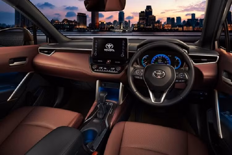 Về nội thất, bên trong khoang cabin mẫu xe SUV Toyota Corolla Cross 2023 được thiết kế rộng rãi, thoải mái với các chi tiết đều bọc da thời thượng. Xe trang bị ghế lái chỉnh điện 8 hướng, ghế phụ lái chỉnh tay 4 hướng, ghế sau gập 60:40/ngả 1 chạm, vô lăng bọc da chỉnh 4 hướng