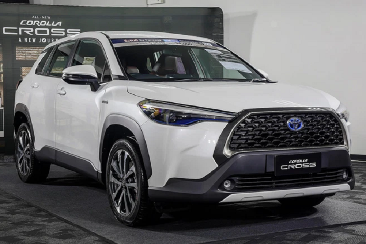 Bên cạnh đó là những tính năng như: 7 túi khí, camera 360 độ, cảnh báo phương tiện cắt ngang khi lùi và hệ thống cảnh báo điểm mù. Ra mắt phiên bản nâng cấp mới, giá xe Toyota Corolla Cross 2023 tại Thái Lan sẽ dao động từ 999.000 - 1.254.000 Baht (khoảng 697 - 875 triệu VNĐ).