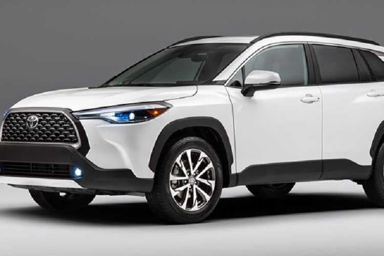 Thứ hai là hệ truyền động hybrid, bao gồm máy xăng Atkinson Cycle 4 xi-lanh, dung tích 1.8L, tạo ra công suất tối đa 98 mã lực và mô-men xoắn cực đại 142 m. Động cơ này đi với mô-tơ điện mạnh 72 mã lực và 163 Nm cùng cụm pin Ni-MH, tạo ra công suất tổng cộng 122 mã lực. Ở bản hybrid này xe dùng hộp số tự động E-CVT và hệ dẫn động cầu trước.