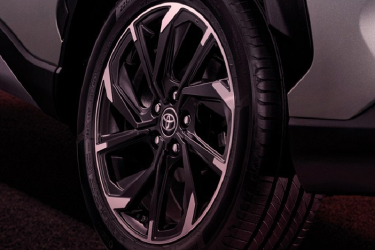 Bên cạnh đó, mẫu SUV tại thị trường này còn có bảng đồng hồ với màn hình màu TFT 7 inch, màn hình cảm ứng trung tâm 9 inch, hỗ trợ Apple CarPlay/Android Auto, cổng USB và hệ thống âm thanh 6 loa.