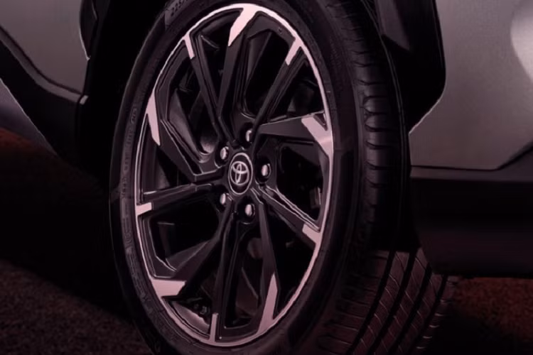 Bên cạnh đó, mẫu SUV tại thị trường này còn có bảng đồng hồ với màn hình màu TFT 7 inch, màn hình cảm ứng trung tâm 9 inch, hỗ trợ Apple CarPlay/Android Auto, cổng USB và hệ thống âm thanh 6 loa.