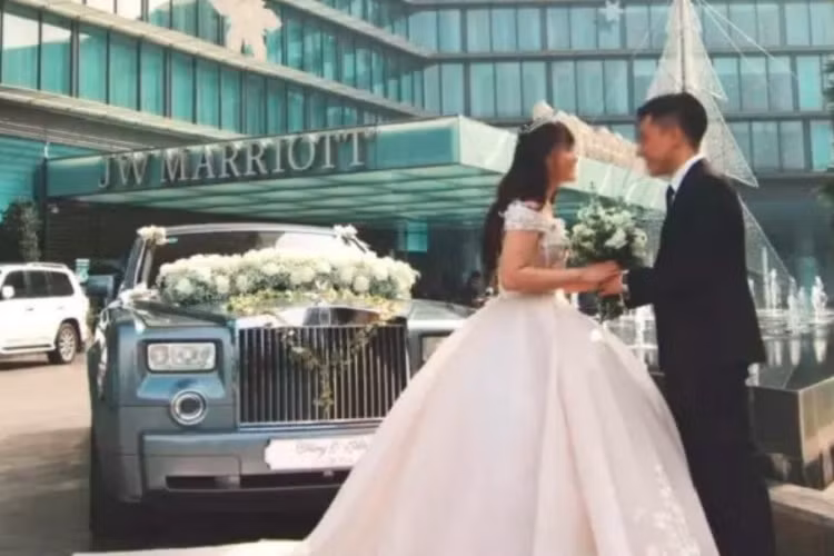 Khảo sát nhanh của chúng tôi với 1 người hay cho thuê siêu xe và xe thể thao trong các đám cưới, 4 tiếng cho một chiếc xe Lamborghini Huracan là 35 triệu đồng cho 5 giờ, xe chỉ trưng bày, không được chạy, còn với BMW i8, giá thuê rẻ hơn 10 triệu đồng nhưng khách có thể đi rước dâu. Còn chi phí của xe Rolls-Royce Ghost để làm xe hoa là trên 8,5 triệu đồng/1 giờ.