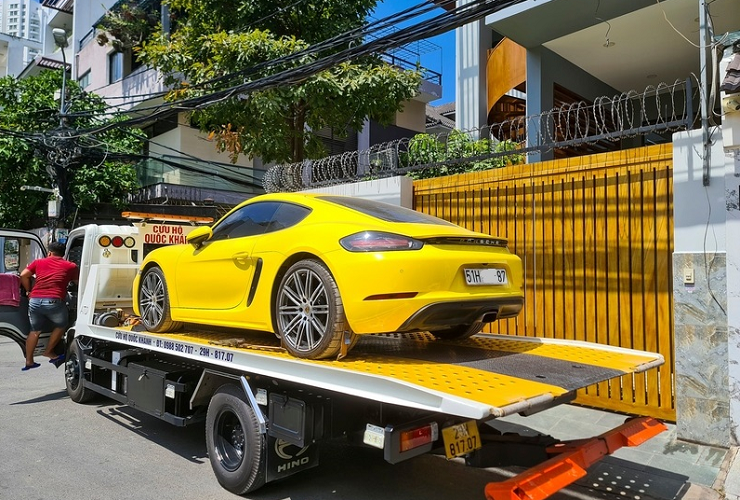 Được biết, chủ nhân của chiếc Porsche 718 Cayman biển xịn "51H-***.87" chỉ vừa nhận bàn giao xe vào cuối tháng 4 năm nay, cô rất bất ngờ và lo lắng khi phát hiện ra biển số xe của mình bị làm giả. 