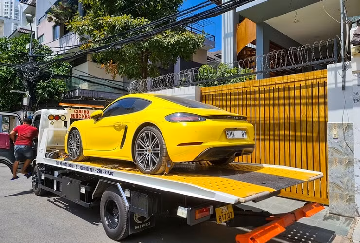 Được biết, chủ nhân của chiếc Porsche 718 Cayman biển xịn "51H-***.87" chỉ vừa nhận bàn giao xe vào cuối tháng 4 năm nay, cô rất bất ngờ và lo lắng khi phát hiện ra biển số xe của mình bị làm giả. 