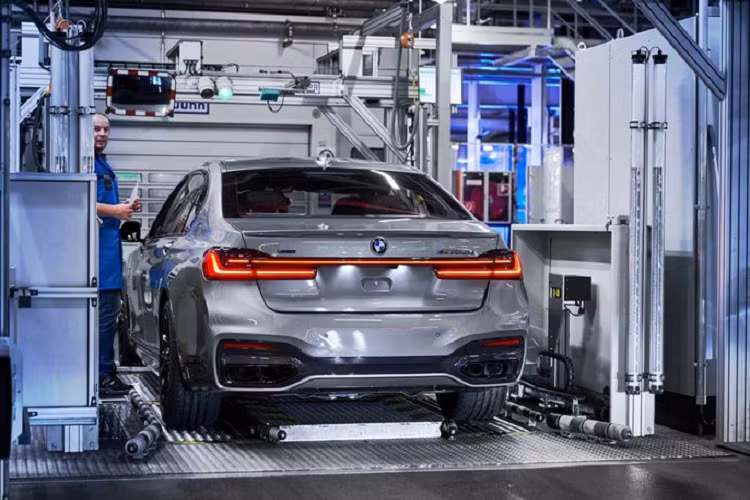 Chủ nhân của BMW M760i xDrive bản đặc biệt có thể chọn một trong 80 màu sơn từ BMW Individual, cũng như chọn kẹp phanh M Sport màu đen hoặc xanh lam, và nội thất bọc da BMW Individual Full Merino.