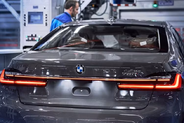 Ở bên trong, mỗi bệ cửa đều có tấm biển khắc dòng chữ "THE FINAL V12", chi tiết này cũng xuất hiện ở động cơ xe. BMW còn đặt thêm một tấm kim loại nhỏ khắc chữ "1 OF 12" gắn trên bảng điều khiển của xe, để khẳng định rằng đó là một chiếc xe hàng hiếm.