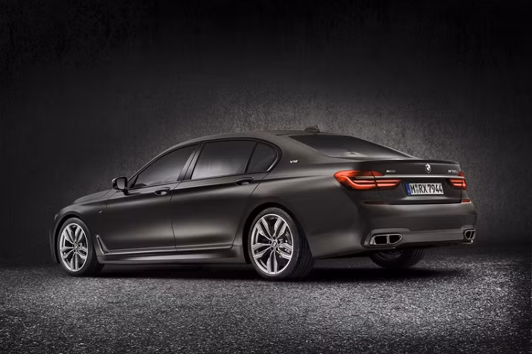 Có thể thấy công nghệ trên động cơ BMW V12 đã được nâng cấp rất nhiều so với lần đầu ra mắt vào năm 1987. Ở thời điểm đó, động cơ V12 của BMW có dung tích 5.0L và cho ra công suất chỉ 295 mã lực.