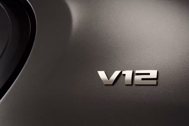 Những chiếc BMW M760i bản đặc biệt này đều dùng mâm 5 chấu kép làm bằng hợp kim nhẹ, kích thước 20 inch, thiết kế độc đáo và hoàn thiện trong màu xám Window Grey hoặc đen Jet Black.