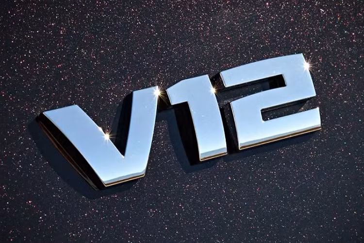 Cung cấp sức mạnh cho M760i chính là cỗ máy tăng áp kép V12 6.6L của BMW, sản sinh công suất 601 mã lực giúp chiếc sedan dễ dàng tăng tốc từ 0 - 96 km/h trong 3,6 giây.