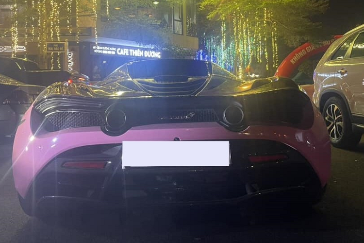 Ngoài bộ áo màu hồng ra, chiếc xe McLaren 720S Spider này không có gì thay đổi nhiều so với lúc mới được chồng của Đoàn Di Băng đặt mua để tặng cho vợ, điểm ấn tượng của siêu xe chính là việc phần mui xếp cứng bằng sợi carbon chỉ mất thời gian 11 giây để thực hiện thao tác đóng hoặc mở mui xe.