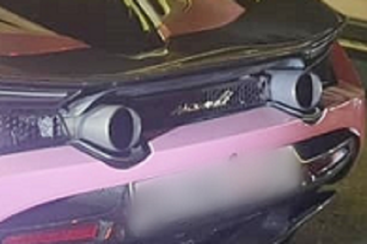 Thông tin chúng tôi tìm hiểu có được, chiếc siêu xe mui trần McLaren 720S Spider tại Lào Cai này hiện thuộc sở hữu của 1 cô gái kinh doanh trong lĩnh vực bán mỹ phẩm, như vậy đây đã là chủ nhân nữ thứ 3 của xe sau Đoàn Di Băng và Trang Nemo, đều kinh doanh nghề làm đẹp.