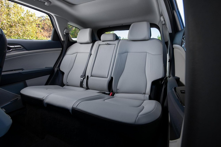 Ngoài động cơ tiết kiệm xăng, Kia Sportage 2022 còn sở hữu thiết kế ngoại thất táo bạo. Chính thức ra mắt vào hồi tháng 7 năm ngoái, mẫu xe này được áp dụng ngôn ngữ thiết kế Opposites United mới của hãng Kia, tương tự ô tô điện EV6.