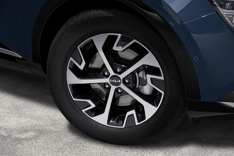 Hiện chưa có thông tin về trang bị của Kia Sportage 2022 tại Việt Nam. Trong khi đó, ở thị trường Hàn Quốc, Kia Sportage Hybrid 2022 có những trang bị ngoại thất đáng chú ý như đèn pha LED, tính năng hỗ trợ đèn pha, kính lái cách âm, baga nóc, vành 18 inch, tay nắm cửa cảm ứng bên ngoài xe và cửa cốp chỉnh điện.