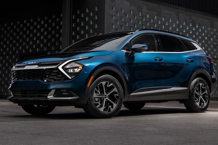 Hiện giá bán của Kia Sportage 2022 tại Việt Nam vẫn chưa được hé lộ. Tuy nhiên, nhân viên tư vấn bán hàng cho biết Kia Sportage 2022 sẽ có giá ngang ngửa với Hyundai Tucson. Như vậy, mẫu xe này dự kiến sẽ có giá dao động trong khoảng từ 800 triệu đến 1 tỷ đồng.