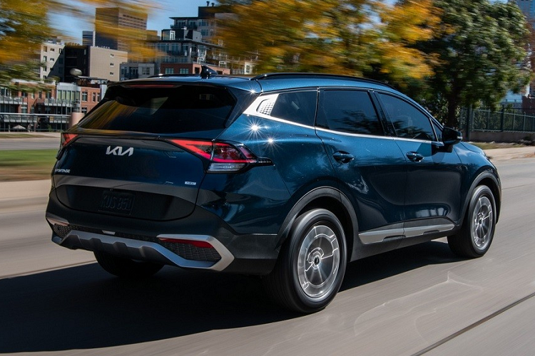 Thêm vào đó là những trang bị an toàn như hệ thống hỗ trợ tránh va chạm trước tích hợp tính năng phát hiện người đi bộ/ô tô khác/xe đạp, hệ thống hỗ trợ giữ làn đường, cảnh báo khoảng cách đỗ xe phía trước, hệ thống hỗ trợ tránh va chạm phía sau, hỗ trợ tránh va chạm với phương tiện cắt ngang khi lùi, hệ thống kiểm soát hành trình thông minh dựa trên định vị và hỗ trợ lái xe trên cao tốc.