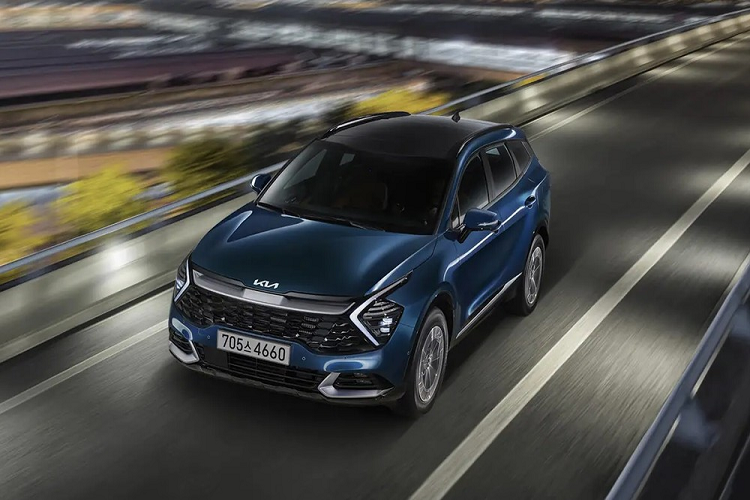 Trong sự kiện ra mắt Carnival thế hệ mới vào tháng 10 năm ngoái, đại diện nhà phân phối THACO đã gây bất ngờ khi công bố kế hoạch bán hàng loạt mẫu xe Kia mới tại Việt Nam trong năm 2022. Một trong số đó có mẫu SUV cỡ C - Kia Sportage 2022 mới.