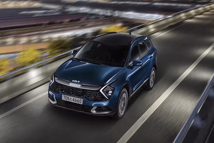 Trong sự kiện ra mắt Carnival thế hệ mới vào tháng 10 năm ngoái, đại diện nhà phân phối THACO đã gây bất ngờ khi công bố kế hoạch bán hàng loạt mẫu xe Kia mới tại Việt Nam trong năm 2022. Một trong số đó có mẫu SUV cỡ C - Kia Sportage 2022 mới.