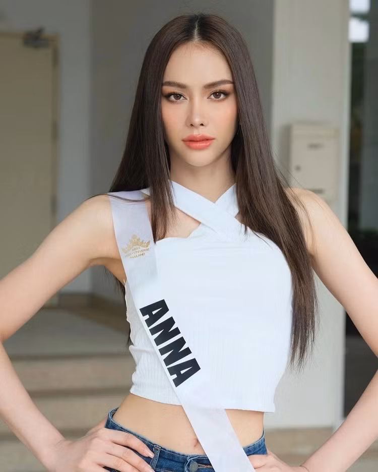 Tranh cai co gai song o bai rac dang quang Hoa hau Hoan vu Thai Lan