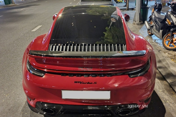 Ở bên trong, 911 Turbo S 2021 được trang bị tiêu chuẩn với nhiều tính năng hiện đại, cao cấp như hệ thống màn hình giải trí kích thước 10,9 inch, màn hình công-tơ-mét dạng LCD, ghế da cao cấp chỉnh điện 18 hướng, ốp trang trí carbon...