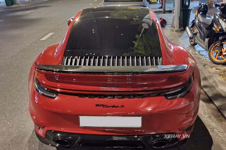 Ở bên trong, 911 Turbo S 2021 được trang bị tiêu chuẩn với nhiều tính năng hiện đại, cao cấp như hệ thống màn hình giải trí kích thước 10,9 inch, màn hình công-tơ-mét dạng LCD, ghế da cao cấp chỉnh điện 18 hướng, ốp trang trí carbon...