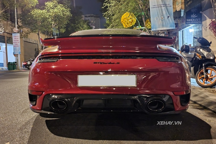 Chiếc Porsche 911 Turbo S màu hiếm mạnh mẽ này được trang bị bộ la-zăng 5 chấu kép mang thiết kế khoẻ khoắn kích thước 20 inch phía trước / 21 inch ở phía sau, đi kèm cùm phanh cỡ lớn màu vàng tạo điểm nhấn thú vị.