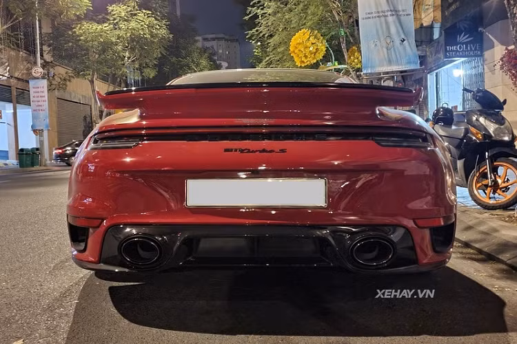 Chiếc Porsche 911 Turbo S màu hiếm mạnh mẽ này được trang bị bộ la-zăng 5 chấu kép mang thiết kế khoẻ khoắn kích thước 20 inch phía trước / 21 inch ở phía sau, đi kèm cùm phanh cỡ lớn màu vàng tạo điểm nhấn thú vị.