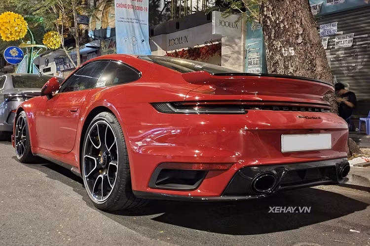 Xe cũng sở hữu nhiều hệ thống hỗ trợ người lái hiện đại như hệ thống kiểm soát khung gầm chủ động, hệ thống treo chủ động hay hệ thống đánh lái cầu sau. Porsche 911 Turbo hiện đang được phân phối chính hãng ở nước ta với giá từ 15,43 tỷ đồng.