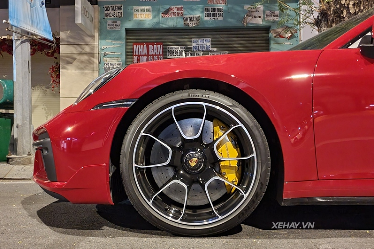 "Trái tim" của Porsche 911 Turbo S 2021 là khối động cơ 3.8L 6 xy-lanh tăng áp kép cho công suất tới 640 mã lực và mô-men xoắn cực đại 800 Nm, kết hợp với hộp số PDK 8 cấp trứ danh và hệ dẫn động 2 cầu.