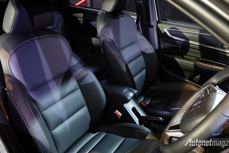 Đáng chú ý, là xe có hệ thống an toàn chủ động Honda Sensing, với các tính năng như: Hệ thống phanh giảm thiểu va chạm (CMBS), Hệ thống hỗ trợ giữ làn đường (LKAS), Hệ thống cảnh báo chệch làn đường và giữ làn đường (RDM với LDW), Hệ thống đèn pha thích ứng tự động (AHB), Kiểm soát hành trình thích ứng (ACC) và Hệ thống thông báo xe phía trước khởi hành (LCDN).