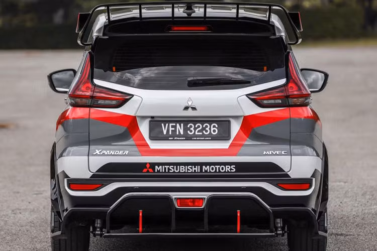 Mẫu xe MPV Mitsubishi Xpander AP4 sử dụng động cơ sản sinh công suất 350 mã lực và mô-men xoắn 556 Nm, với hệ dẫn động tất cả các bánh và hộp số tuần tự sáu cấp.