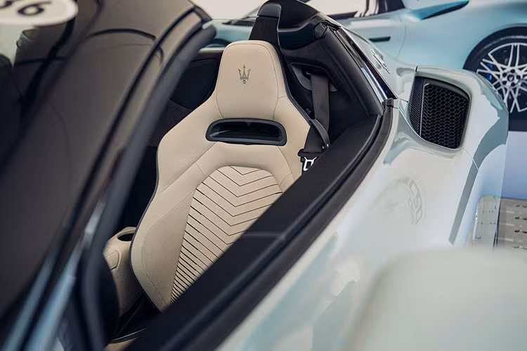 Chiếc MC20 Cielo đang được trưng bày ở Pebble Beach là bản giới hạn PrimaSerie Launch chỉ sản xuất 60 chiếc toàn thế giới, xe có nhiều tính năng độc quyền như màu sơn ngoại thất xanh pha xám Acquamarina độc đáo, mâm 20 inch đen mờ hay nội thất bọc da và Alcantara màu trắng.