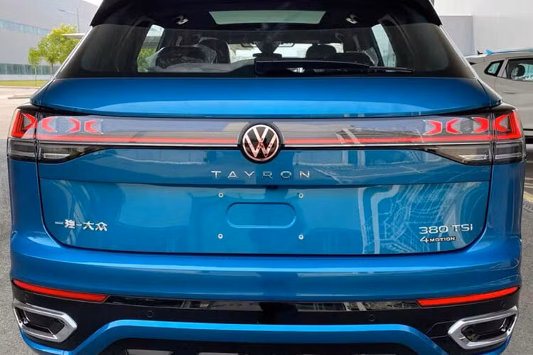 Ngoài ra, dải đèn LED định vị ban ngày còn kéo dài vào bên trong, nằm vắt ngang đầu xe. So với phiên bản cũ, đèn pha của xe chỉ được thay đổi nhẹ về thiết kế. Chưa hết, Volkswagen Tayron 2023 còn có thêm cản trước mới với hốc gió trung tâm rộng hơn trước và dải đèn sương mù nằm dọc ở hai góc theo phong cách răng nanh của hải cẩu.