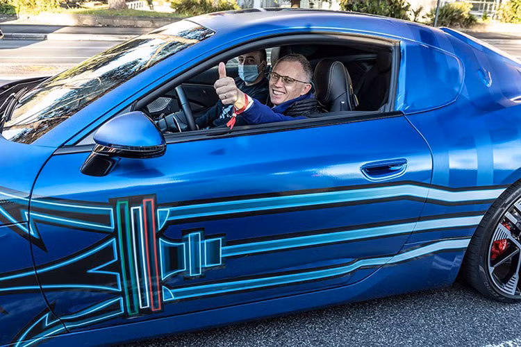 Từ đó, việc Maserati chuyển sang sử dụng năng lượng điện sẽ diễn ra khá nhanh chóng. Sau GranTurismo, mẫu crossover Grecale mới sẽ có phiên bản chạy điện cũng ra mắt vào năm 2023. Đến năm 2025, Quattroporte và Levante sẽ có các bản xe điện riêng, cùng với MC20. Tất cả chúng sẽ được gói gọn trong thương hiệu Maserati Folgore, và đến năm 2030, thương hiệu Ý sẽ chỉ sản xuất các mẫu xe điện.