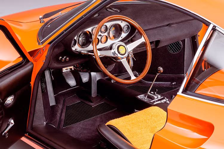 Khi được đưa vào cơ sở phục chế, các cánh cửa trong của xe bị hoen gỉ nặng, các phần ốp hốc bánh trước và sau bị biến dạng. Phần hốc gió của xe bị lệch với vè ốp thân xe, hơn nữa chiều cao của vòm bánh xe không cân đối. Đường mái phía sau cũng bị lệch, không còn trong tình trạng nguyên bản. Trưởng dự án Peter Ensor chia sẻ, sau khi xem xét kỹ hiện trạng của xe, đội ngũ hoài nghi về khả năng phục chế chiếc xe nhưng đội ngũ đã quyết định “thử sức” bất chấp những khó khăn có thể gặp phải.