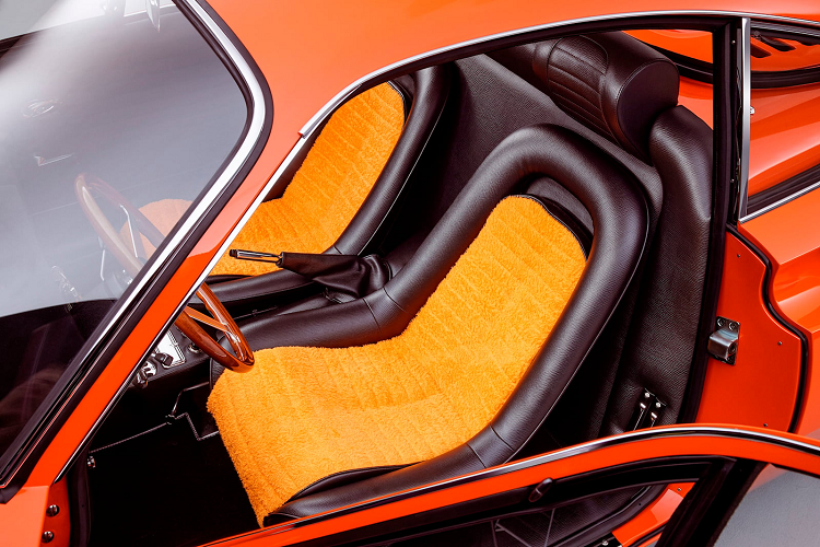 Sau khi phục chế và hoàn thiện nhiều chi tiết riêng lẻ, Bell Sport and Classic đã bắt đầu lắp đặt lại các chi tiết vào phần thân xe. Đội ngũ đã phục chế đến từng chi tiết nhỏ nhất, tinh xảo nhất. Đội ngũ cũng đã tốn khá nhiều thời gian vào việc căn chỉnh hốc gió hông xe sao cho các chi tiết có tính liền mạch và ăn nhập nhau nhất có thể. 