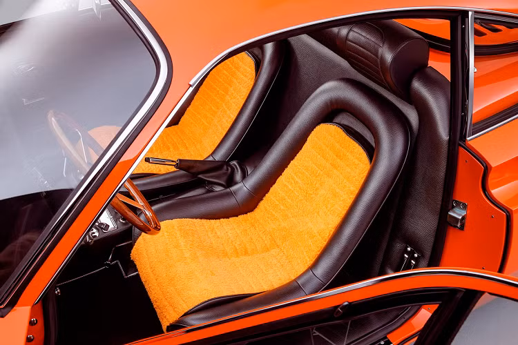 Sau khi phục chế và hoàn thiện nhiều chi tiết riêng lẻ, Bell Sport and Classic đã bắt đầu lắp đặt lại các chi tiết vào phần thân xe. Đội ngũ đã phục chế đến từng chi tiết nhỏ nhất, tinh xảo nhất. Đội ngũ cũng đã tốn khá nhiều thời gian vào việc căn chỉnh hốc gió hông xe sao cho các chi tiết có tính liền mạch và ăn nhập nhau nhất có thể. 