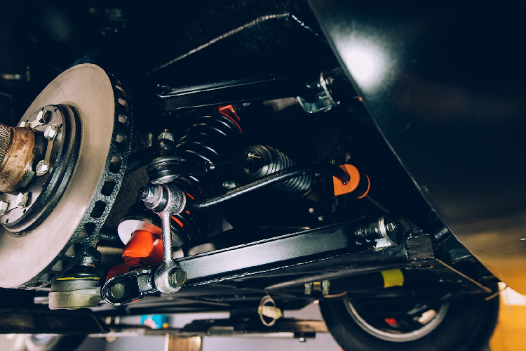 Sau khi tiến hành đánh giá ban đầu, nhóm nghiên cứu đã mất vài tháng để tháo dỡ hoàn toàn các chi tiết, để lại phần khung trần. Đội ngũ phục chế đã tháo bỏ hoàn toàn các tấm nhôm, cửa ra vào, kính và các bộ phận cơ khí trên xe. Bell Sport và Classic nhận ra rằng việc phục chế này sẽ đòi hỏi rất nhiều thời gian, tài chính và nguồn lực, chính vì thế mà quá trình này đã mất tới 5 năm để có thể hoàn thiện.