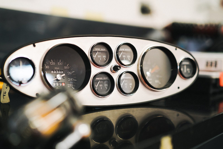 Sau khi tiến hành nghiên cứu kỹ lưỡng về đặc điểm kỹ thuật của mẫu xe ban đầu, nhóm nghiên cứu đã bắt đầu phục chế khối động cơ 2.4 lít V6 được kết hợp với ba bộ chế hòa khí Weber 40 DCF. Hệ thống truyền động này được chỉnh sửa lại hoàn toàn cùng với hộp số sàn 5 cấp, hệ thống phanh đĩa, lò xo cuộn trước và sau cùng hệ thống treo xương đòn kép.