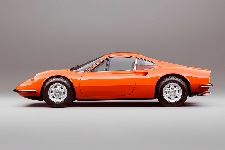 Bell Sport and Classic cũng tiết lộ rằng họ đã dành trọn hai ngày để đánh bóng lớp vỏ nhôm được sử dụng cho phần gương ở trong nội thất. Phần bảng điều khiển nguyên bản của xe đã không thể phục hồi nên đội ngũ đã thay thế bằng chi tiết mới.