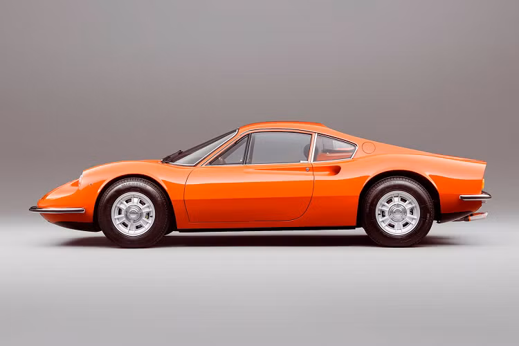 Bell Sport and Classic cũng tiết lộ rằng họ đã dành trọn hai ngày để đánh bóng lớp vỏ nhôm được sử dụng cho phần gương ở trong nội thất. Phần bảng điều khiển nguyên bản của xe đã không thể phục hồi nên đội ngũ đã thay thế bằng chi tiết mới.