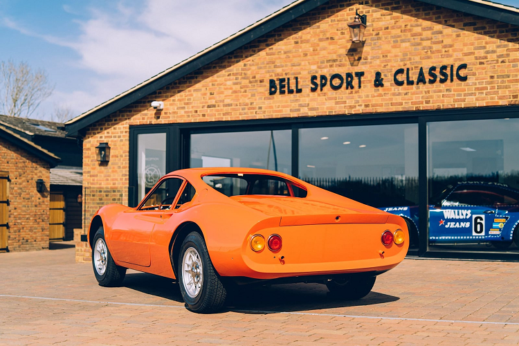 Nhằm tái tạo lại thiết kế một cách đối xứng, đội ngũ đã tiến hành căn chỉnh các phần vòm bánh xe, đồng thời tinh chỉnh lại các tấm thân xe. Tuy nhiên, các phần cửa xe đã được chế tạo lại để hốc gió có thể ăn khớp phần phía sau của thân xe. Chính vì thế, phần hốc gió cũ trên cửa đã được cắt ra và hàn nhôm sang một chi tiết mới.